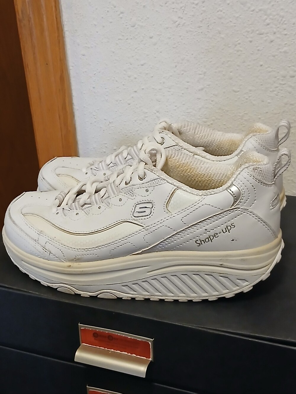 Vintage Skechers Shape-ups White Leather Toning Sneakers Size 7.5